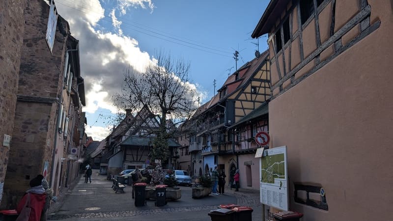 Die Kleinstadt Egoisheim in Frankreich ist ein wunderschönes, gut erhaltenes Städtchen das malerisch einlädt zum verweilen und bestaunen