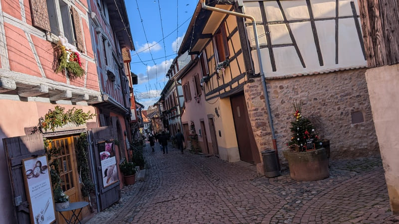 Die Kleinstadt Egoisheim in Frankreich ist ein wunderschönes, gut erhaltenes Städtchen das malerisch einlädt zum verweilen und bestaunen